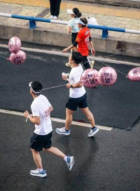 皇冠信用网出租
_马拉松职业“私兔”最高月入4万 从熟人搭子到有偿服务