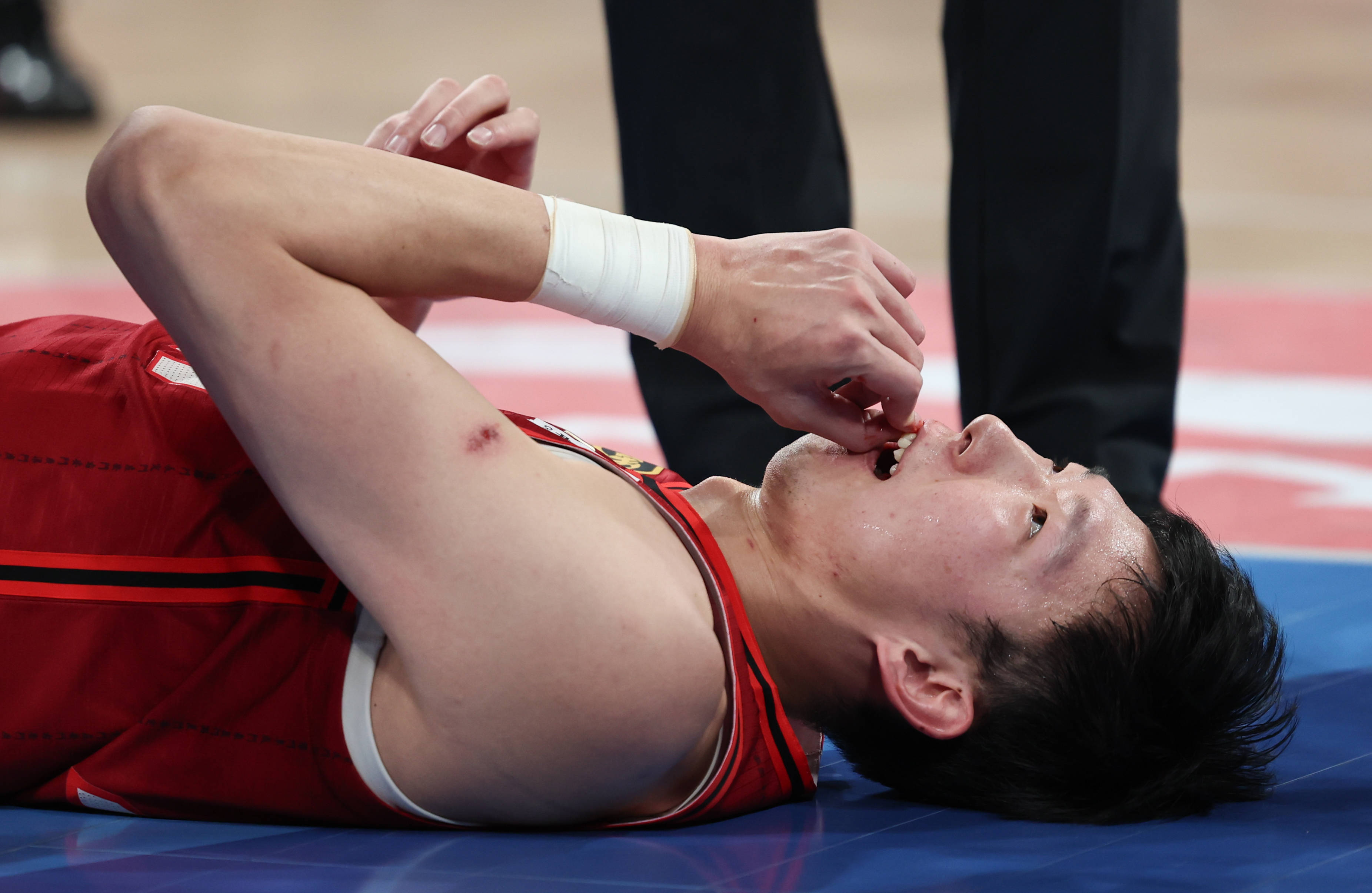 皇冠皇冠信用网开户
_曝周琦已做完眼角膜缝合手术 4年前曾出现视网膜裂孔