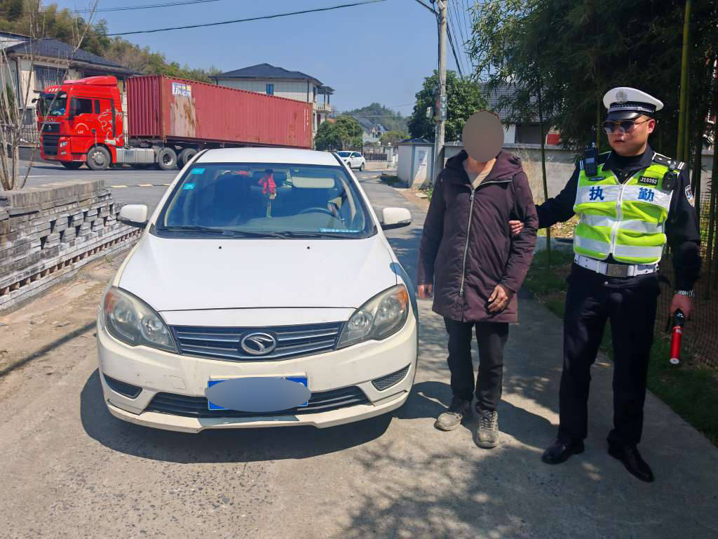 皇冠信用網代理注册_儿子胆大皇冠信用網代理注册，老子心大，杭州一对父子双双被交警拦下