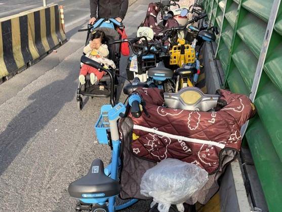 如何申请皇冠信用網_上海女子崩溃：就住在地铁口如何申请皇冠信用網，但出行一点也不方便！不到50米的路，充满各种障碍→