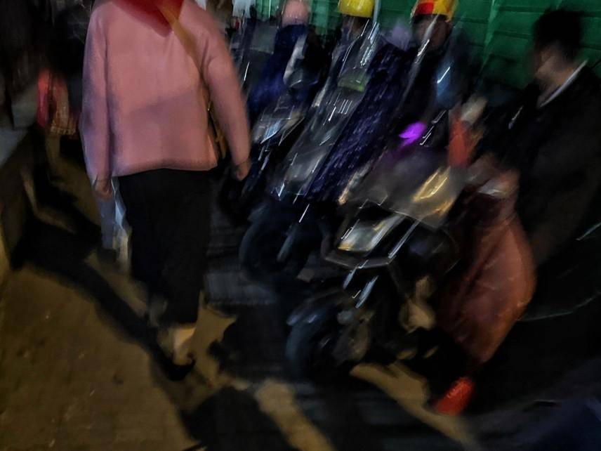 如何申请皇冠信用網_上海女子崩溃：就住在地铁口如何申请皇冠信用網，但出行一点也不方便！不到50米的路，充满各种障碍→