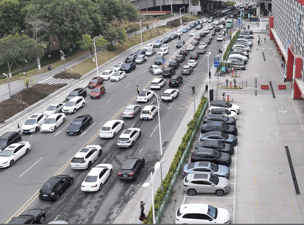 皇冠信用網去哪里弄
_塞一个多小时进不了医院皇冠信用網去哪里弄
?东莞市人民医院区域交通综合治理启动