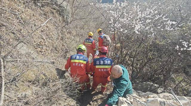 皇冠信用網哪里申请_北京几名驴友相约爬山皇冠信用網哪里申请，六旬阿姨被巨石砸中！消防出动救援