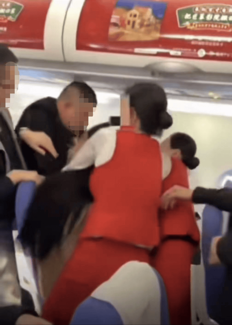 皇冠信用网会员开户
_深航乘客“互嫌味道刺鼻”机上打架皇冠信用网会员开户
,乘务员手受伤!警方介入