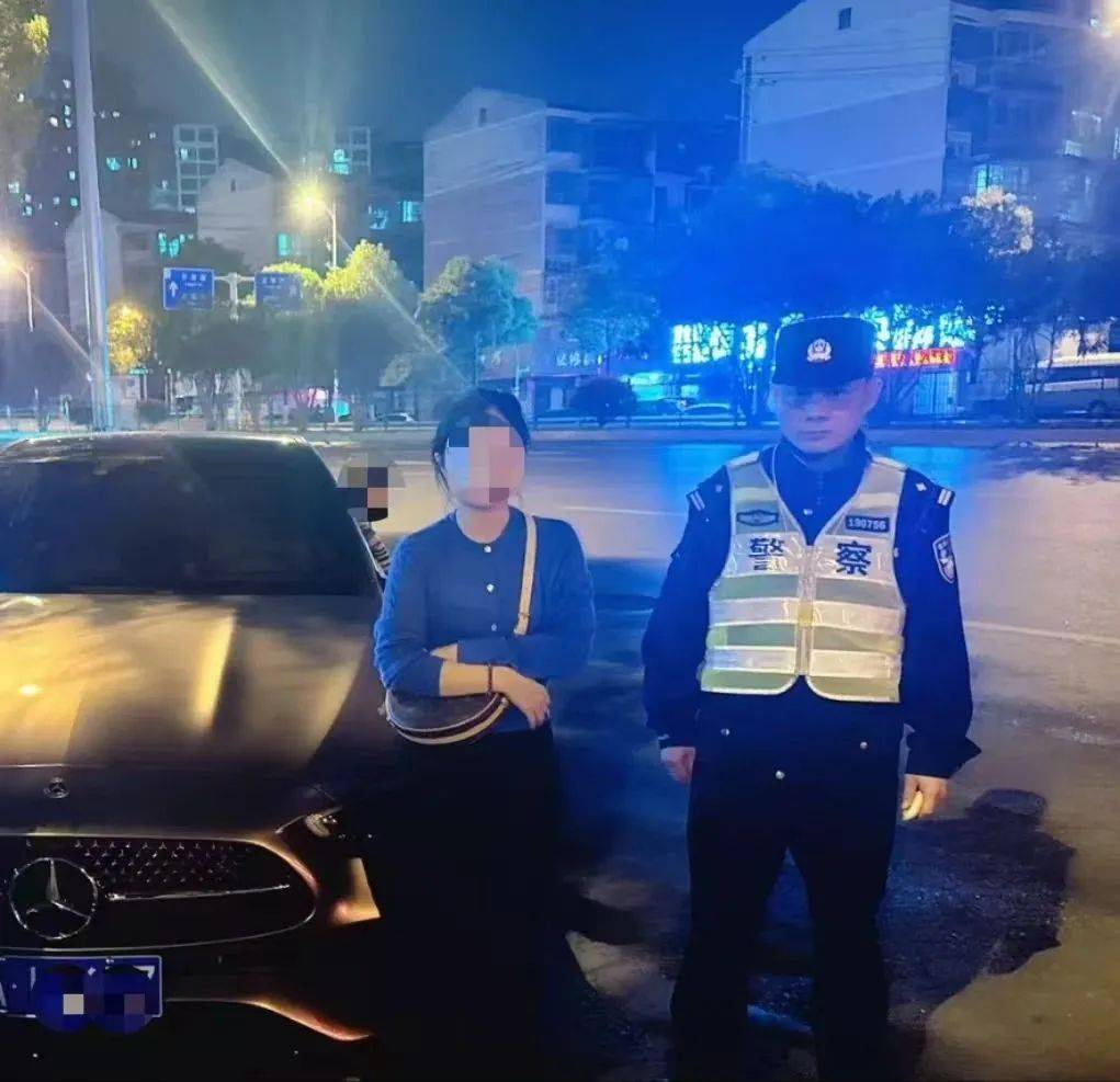 皇冠信用网如何注册
_长沙一女子被交警拦下后皇冠信用网如何注册
,6岁女儿:“这下好了吧……”