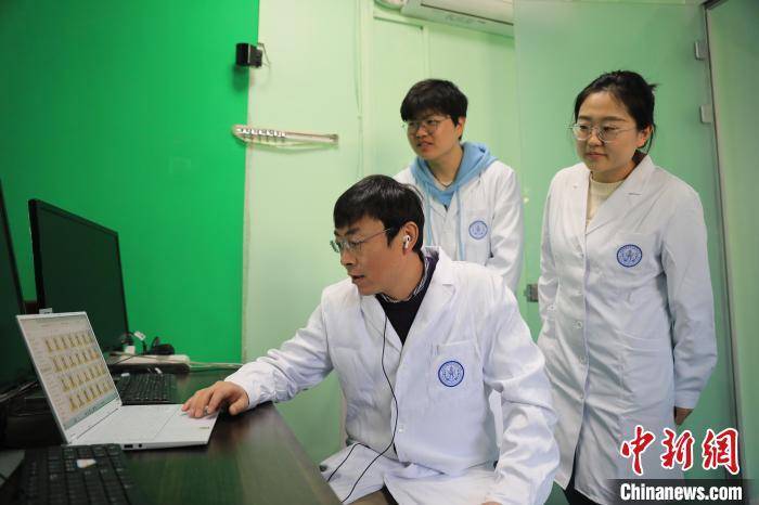 皇冠足球平台代理
_四川大学师生利用生成式AI技术为205名烈士复原容貌