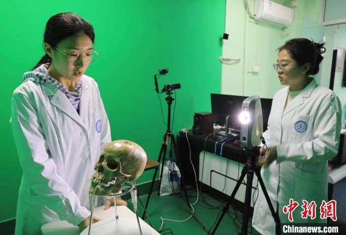 皇冠足球平台代理
_四川大学师生利用生成式AI技术为205名烈士复原容貌