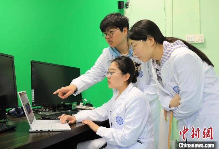 皇冠足球平台代理
_四川大学师生利用生成式AI技术为205名烈士复原容貌