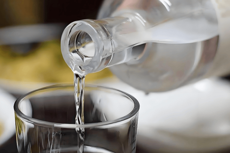 信用平台出租
_毕节一公司在食堂接待信用平台出租
,10人就餐8人喝白酒!总经理被撤职