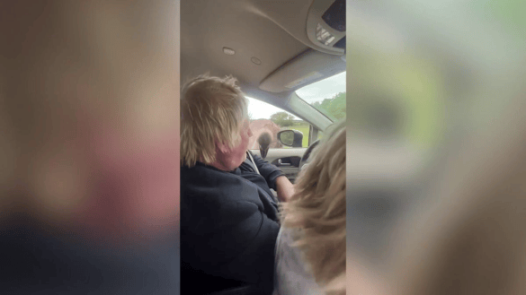 德比郡 v 伯恩利_英媒:英国前首相约翰逊与家人赴美旅游时遭鸵鸟“袭击”德比郡 v 伯恩利,被啄后当场爆粗口