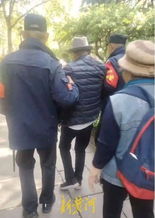 皇冠足球平台代理
_济南一九旬老人皇冠足球平台代理
,在趵突泉游玩时突发晕厥,家属:寻好心人想当面感谢