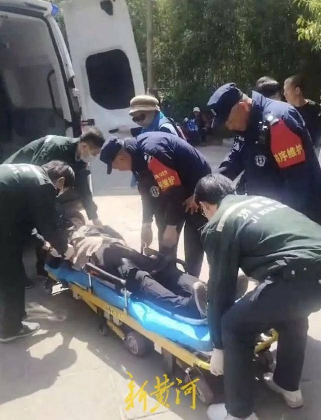 皇冠足球平台代理
_济南一九旬老人皇冠足球平台代理
,在趵突泉游玩时突发晕厥,家属:寻好心人想当面感谢