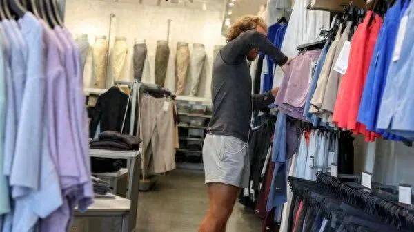 反恐精英
_哄堂大笑!对等关税生效反恐精英
,第一个倒下的国家竟是美国自己?