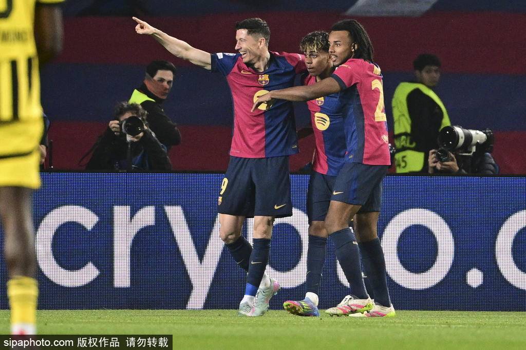 德国丙组联賽
_欧冠-莱万2球弑旧主亚马尔拉菲尼亚破门 巴萨4-0多特