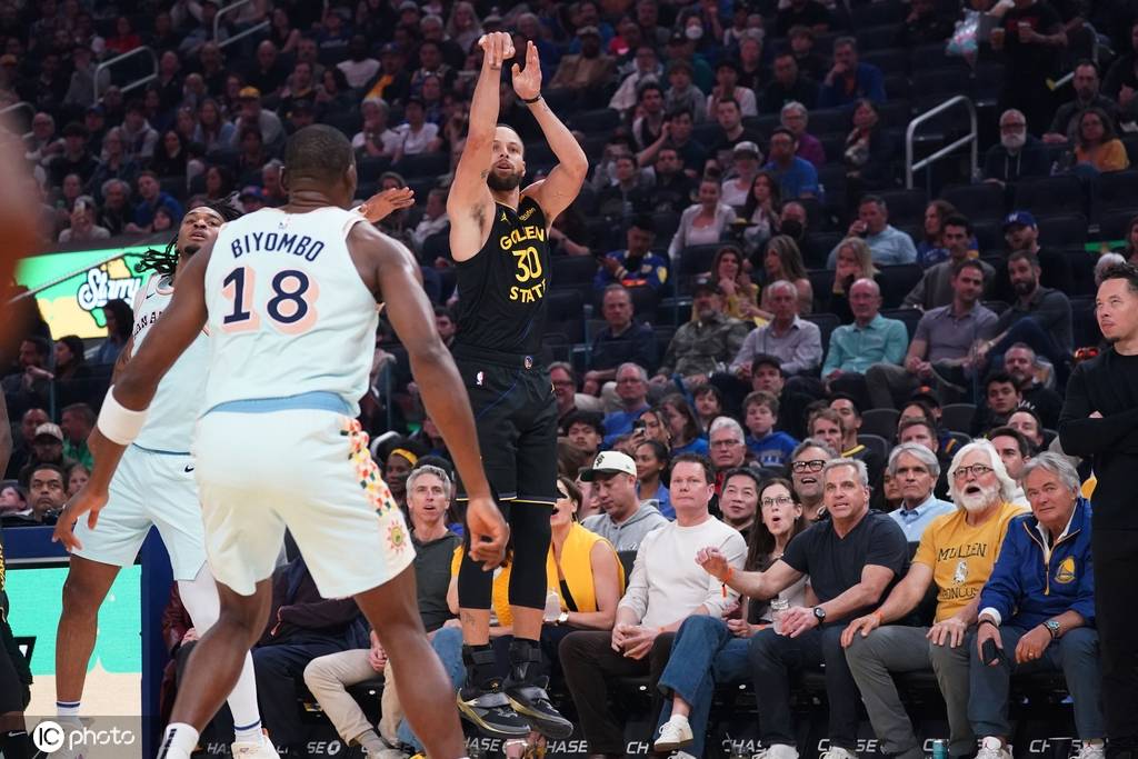 保加利亚乙组联赛
_库里空砍30分巴恩斯压哨绝杀 马刺逆转击败勇士