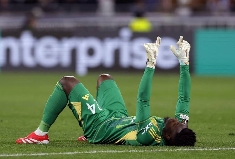 葡萄牙联赛U23-附加赛
_曼晚评分:奥纳纳仅2分全队最低葡萄牙联赛U23-附加赛
,约罗、B费、齐尔克泽8分最高