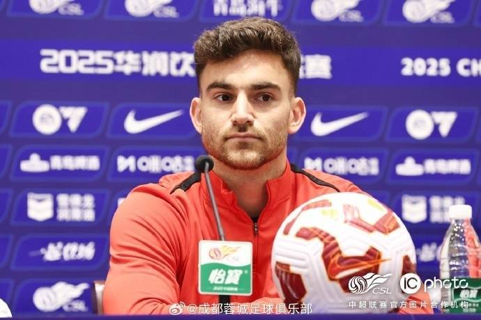 传说对决: ROV PRO LEAGUE(5场
_成都蓉城队主教练徐正源和球员古尔芬克尔出席传说对决: ROV PRO LEAGUE(5场
了赛前新闻发布会