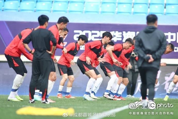 传说对决: ROV PRO LEAGUE(5场
_成都蓉城队主教练徐正源和球员古尔芬克尔出席传说对决: ROV PRO LEAGUE(5场
了赛前新闻发布会