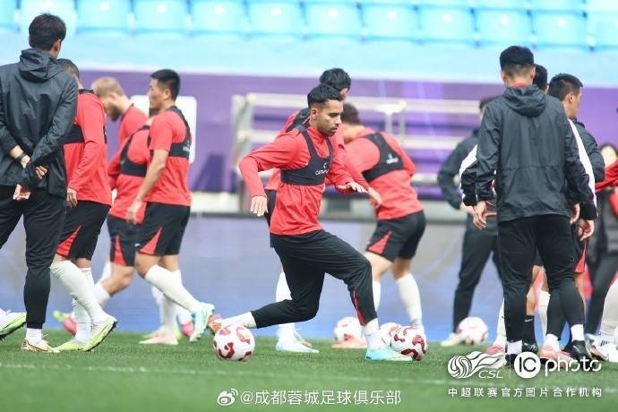 传说对决: ROV PRO LEAGUE(5场
_成都蓉城队主教练徐正源和球员古尔芬克尔出席传说对决: ROV PRO LEAGUE(5场
了赛前新闻发布会