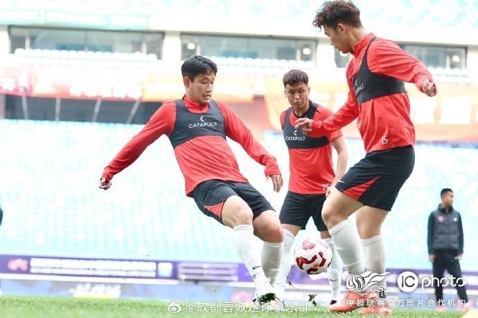 传说对决: ROV PRO LEAGUE(5场
_成都蓉城队主教练徐正源和球员古尔芬克尔出席传说对决: ROV PRO LEAGUE(5场
了赛前新闻发布会