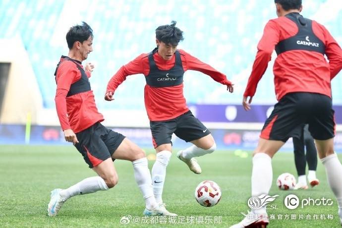 传说对决: ROV PRO LEAGUE(5场
_成都蓉城队主教练徐正源和球员古尔芬克尔出席传说对决: ROV PRO LEAGUE(5场
了赛前新闻发布会