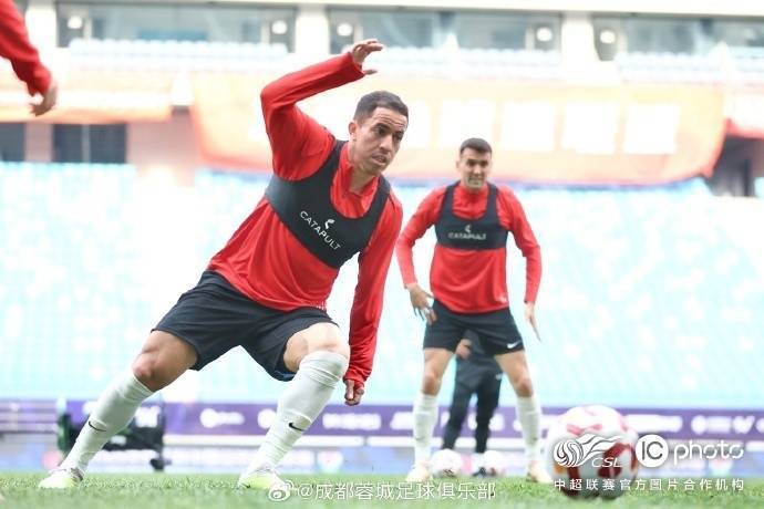 传说对决: ROV PRO LEAGUE(5场
_成都蓉城队主教练徐正源和球员古尔芬克尔出席传说对决: ROV PRO LEAGUE(5场
了赛前新闻发布会