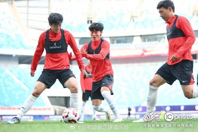 传说对决: ROV PRO LEAGUE(5场
_成都蓉城队主教练徐正源和球员古尔芬克尔出席传说对决: ROV PRO LEAGUE(5场
了赛前新闻发布会