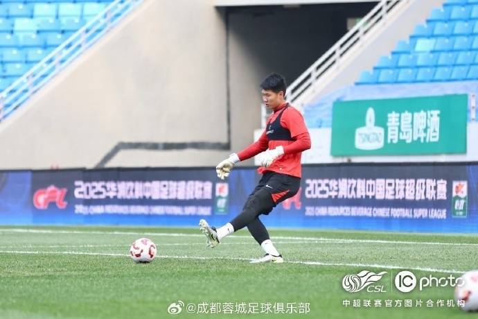 传说对决: ROV PRO LEAGUE(5场
_成都蓉城队主教练徐正源和球员古尔芬克尔出席传说对决: ROV PRO LEAGUE(5场
了赛前新闻发布会