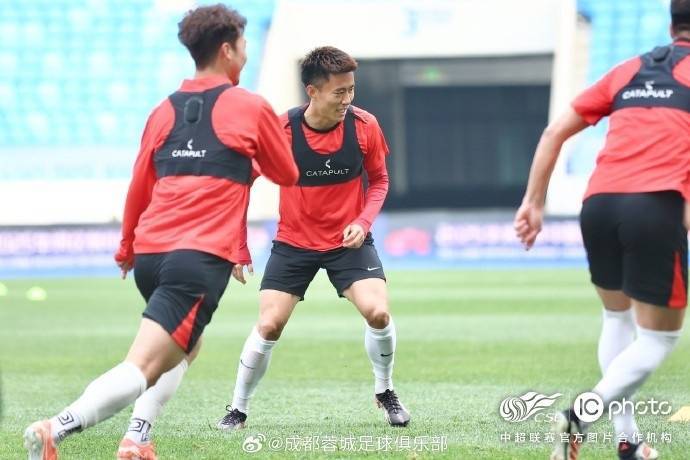 传说对决: ROV PRO LEAGUE(5场
_成都蓉城队主教练徐正源和球员古尔芬克尔出席传说对决: ROV PRO LEAGUE(5场
了赛前新闻发布会