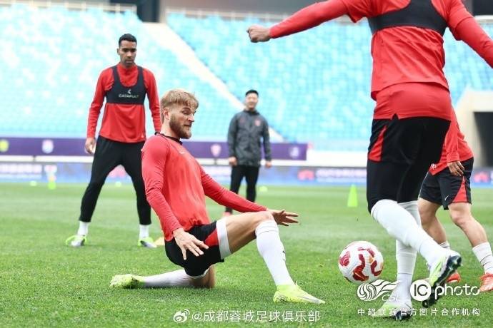 传说对决: ROV PRO LEAGUE(5场
_成都蓉城队主教练徐正源和球员古尔芬克尔出席传说对决: ROV PRO LEAGUE(5场
了赛前新闻发布会