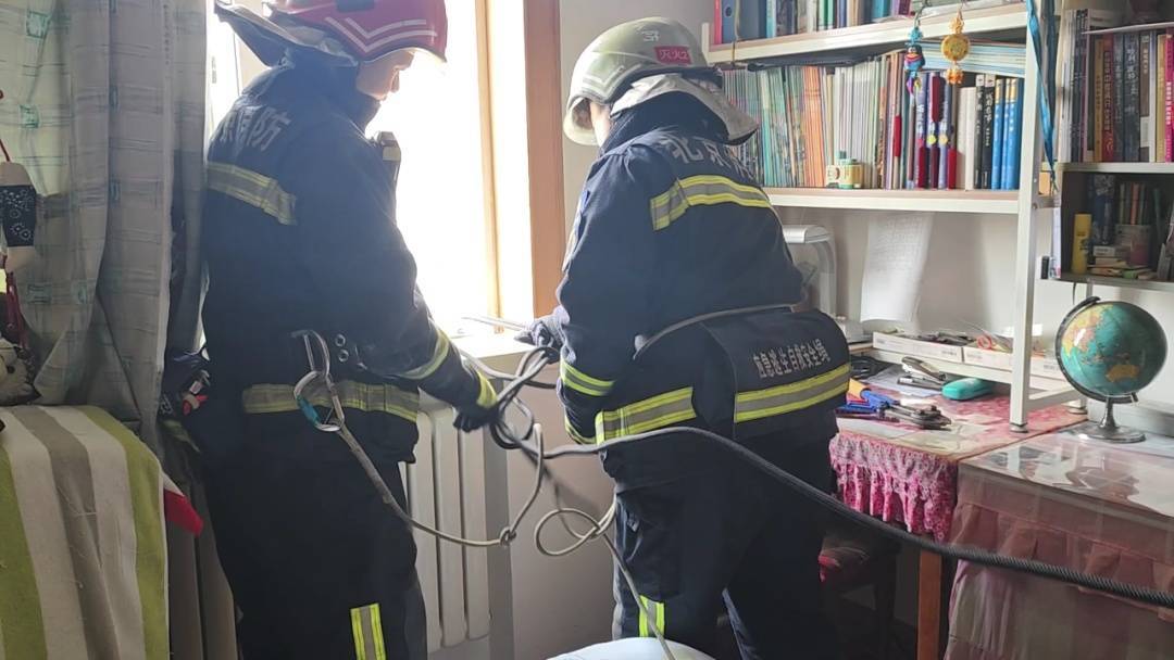 皇冠代理联系方式
_北京狂风中一家住户热水器掉落皇冠代理联系方式
!北京消防紧急处置!