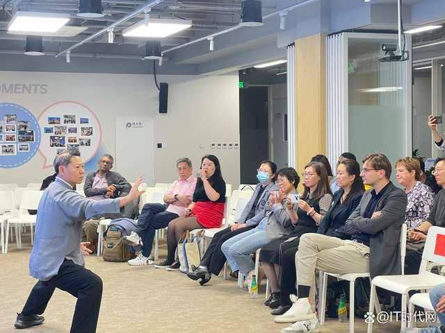 皇冠信用網代理登3_讲好中国故事：刘彦英向外国专家人才教授八段锦、太极拳、太极扇