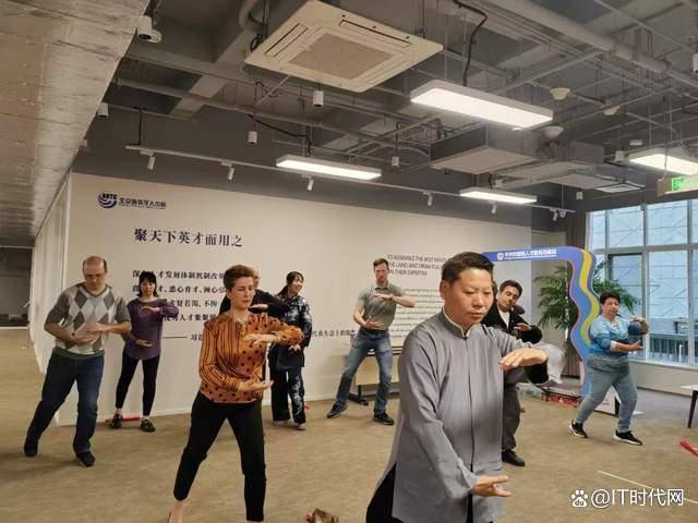 皇冠信用網代理登3_讲好中国故事：刘彦英向外国专家人才教授八段锦、太极拳、太极扇