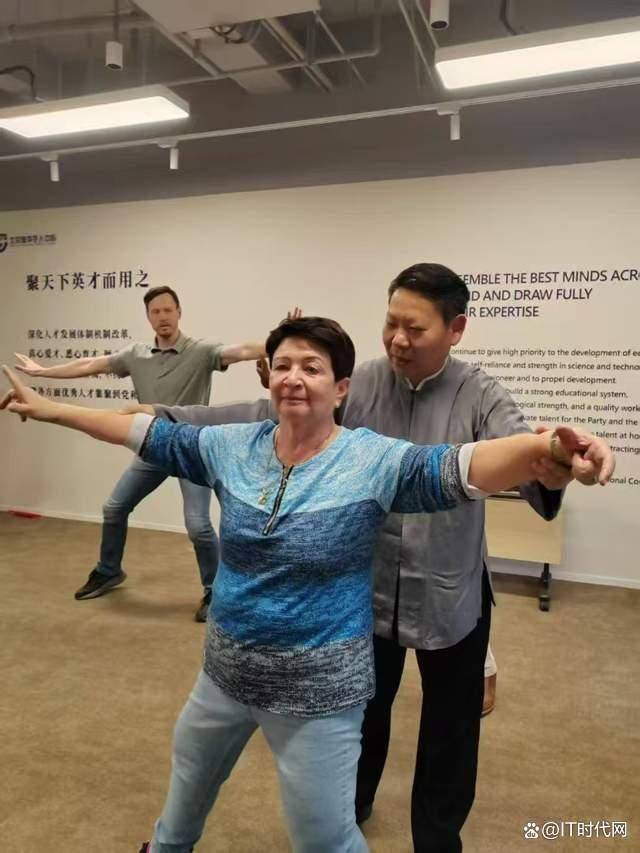 皇冠信用網代理登3_讲好中国故事：刘彦英向外国专家人才教授八段锦、太极拳、太极扇