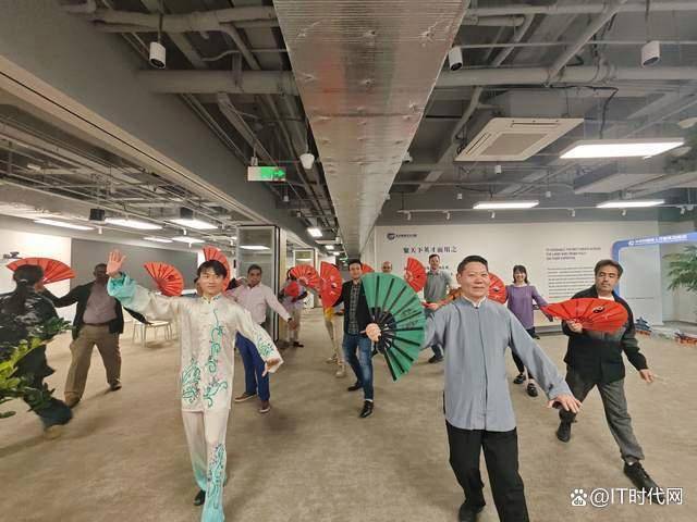 皇冠信用網代理登3_讲好中国故事：刘彦英向外国专家人才教授八段锦、太极拳、太极扇