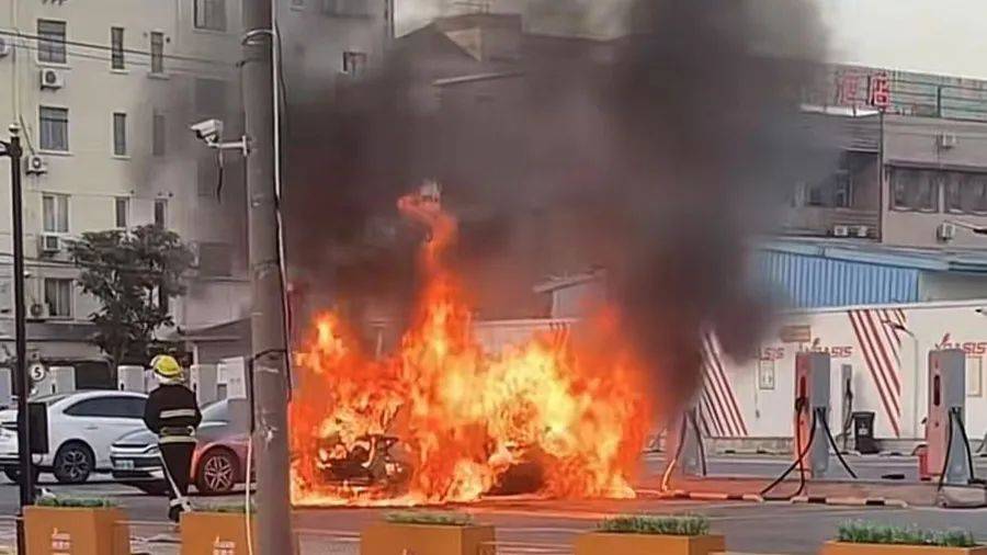 皇冠信用网怎么开户
_突发!上海浦东一新能源车充电站发生火情皇冠信用网怎么开户
,有车被烧成空壳