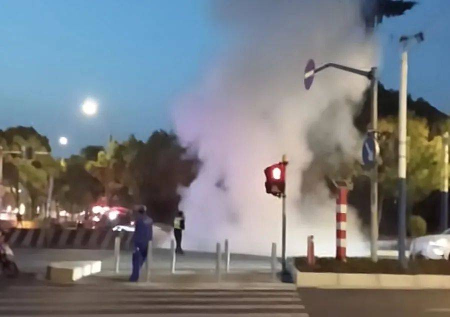 皇冠信用网怎么开户
_突发!上海浦东一新能源车充电站发生火情皇冠信用网怎么开户
,有车被烧成空壳