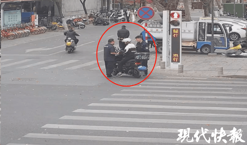 皇冠信用网在线申请_只因“多看一眼”皇冠信用网在线申请，南京民警上厕所途中“顺手”抓贼