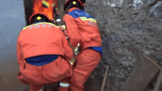 足球盘口出租
_女子进入自家地窖取红薯时足球盘口出租
,地窖突然坍塌……消防救援人员紧急施救