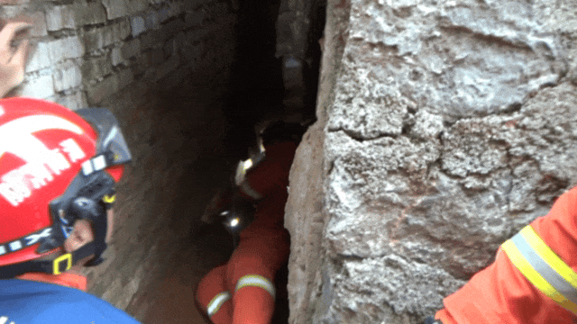 足球盘口出租
_女子进入自家地窖取红薯时足球盘口出租
,地窖突然坍塌……消防救援人员紧急施救