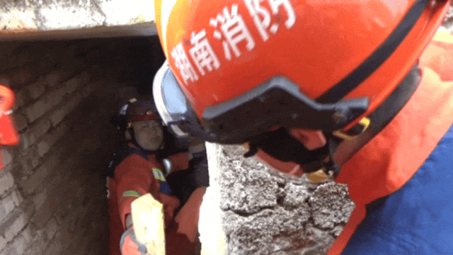 足球盘口出租
_女子进入自家地窖取红薯时足球盘口出租
,地窖突然坍塌……消防救援人员紧急施救