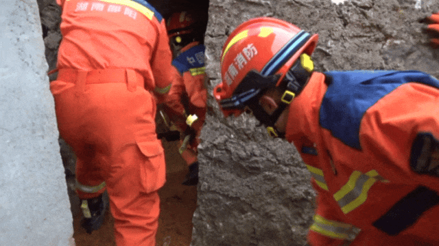足球盘口出租
_女子进入自家地窖取红薯时足球盘口出租
,地窖突然坍塌……消防救援人员紧急施救