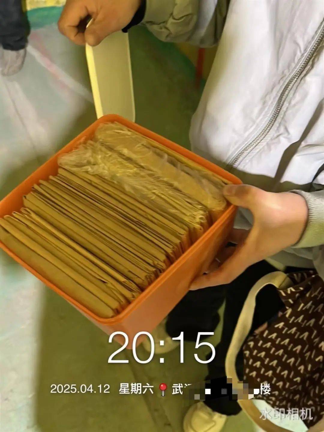 皇冠信用盘会员账号
_旧房翻新拆出10万现金!装修经理不敢告诉女业主皇冠信用盘会员账号
,男业主:并非私房钱,是家里的备用金