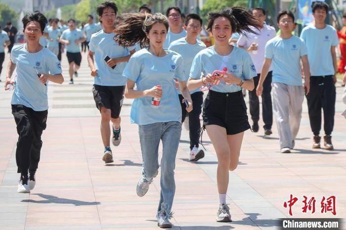 皇冠信用盘需要押金吗
_南京邮电大学五千余师生校友奔跑校园“薪火传·踏歌行”