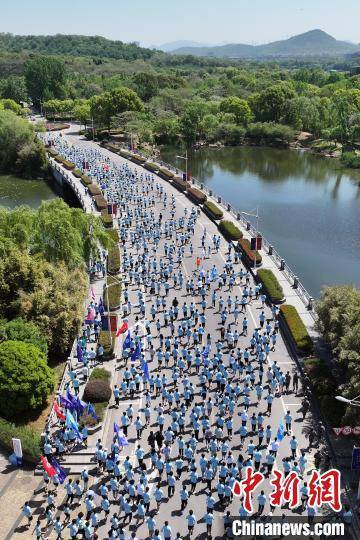 皇冠信用盘需要押金吗
_南京邮电大学五千余师生校友奔跑校园“薪火传·踏歌行”