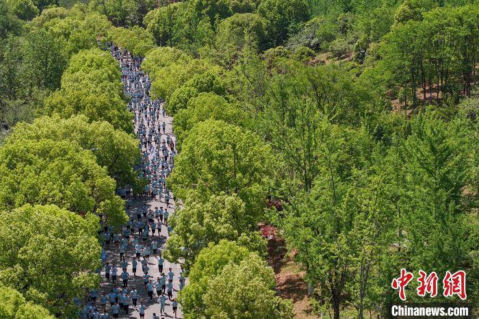 皇冠信用盘需要押金吗
_南京邮电大学五千余师生校友奔跑校园“薪火传·踏歌行”