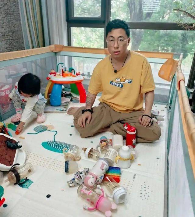 皇冠足球平台代理
_男子全职带娃患产后抑郁现已离婚,呼吁关注理解产后抑郁