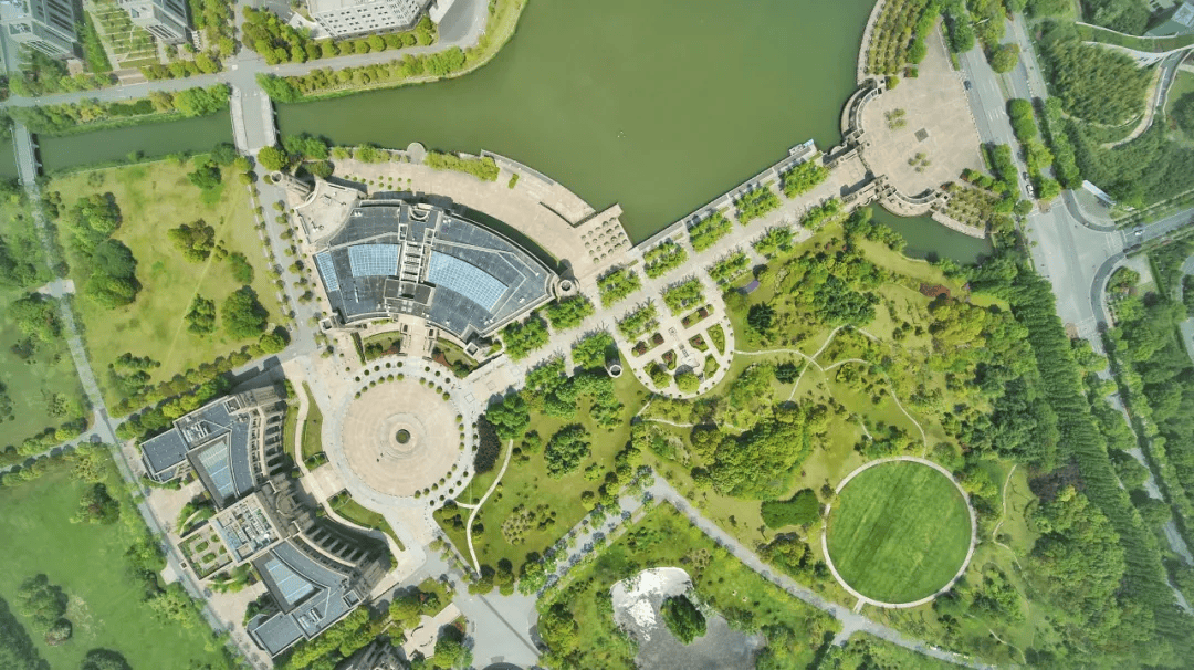 皇冠足球平台在哪里注册
_校友伉俪捐赠10亿元皇冠足球平台在哪里注册
!成立复旦大学学敏高等研究院