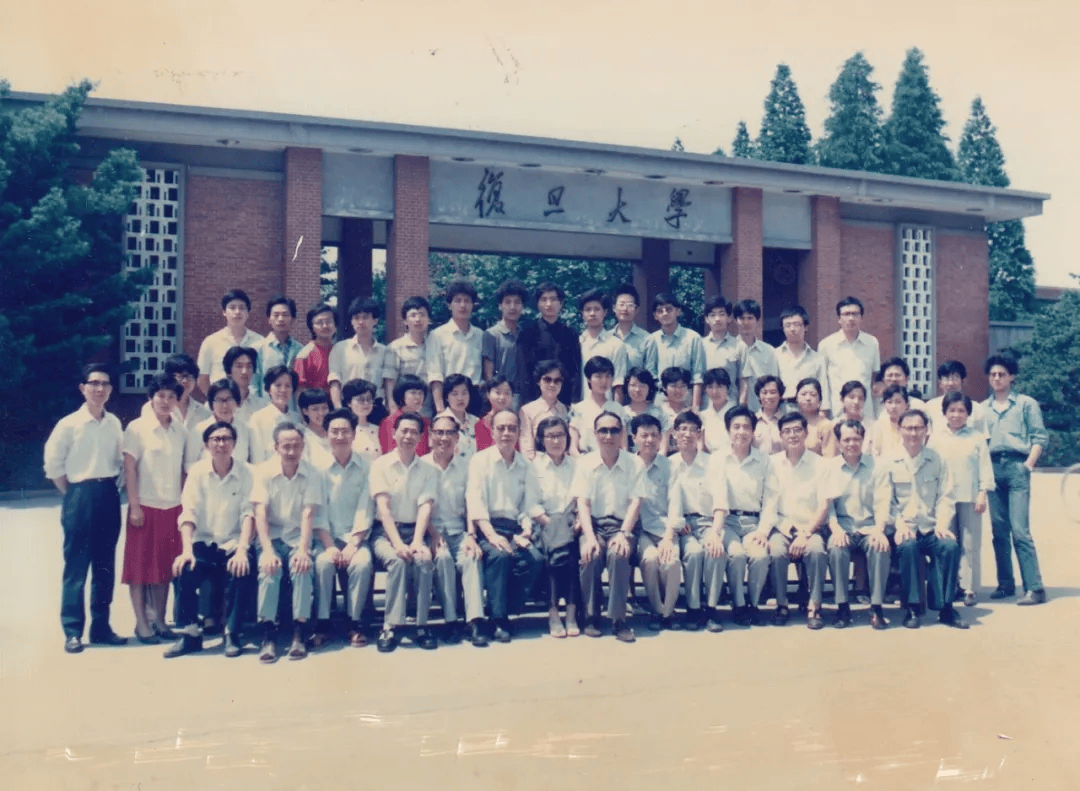 皇冠足球平台在哪里注册
_校友伉俪捐赠10亿元皇冠足球平台在哪里注册
!成立复旦大学学敏高等研究院