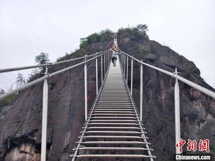 皇冠信用网注册账号_湖南岳阳全长300米“绝壁天梯”建成 游人体验惊险刺激